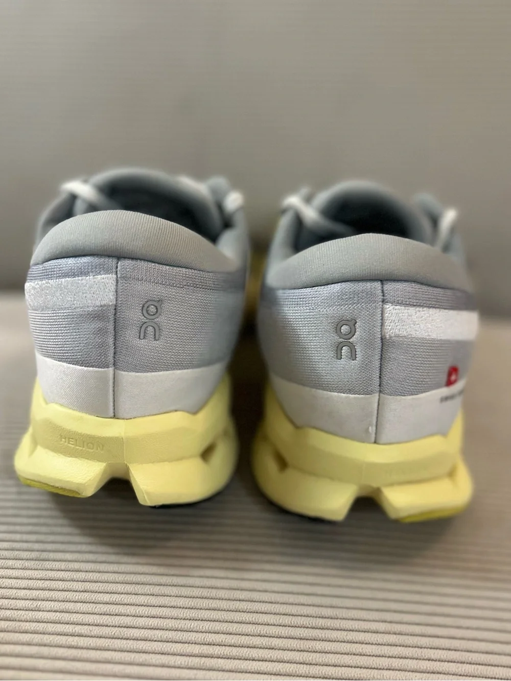 On Running Women's Cloudsurfer 2 - Glacier / Limelight size 10